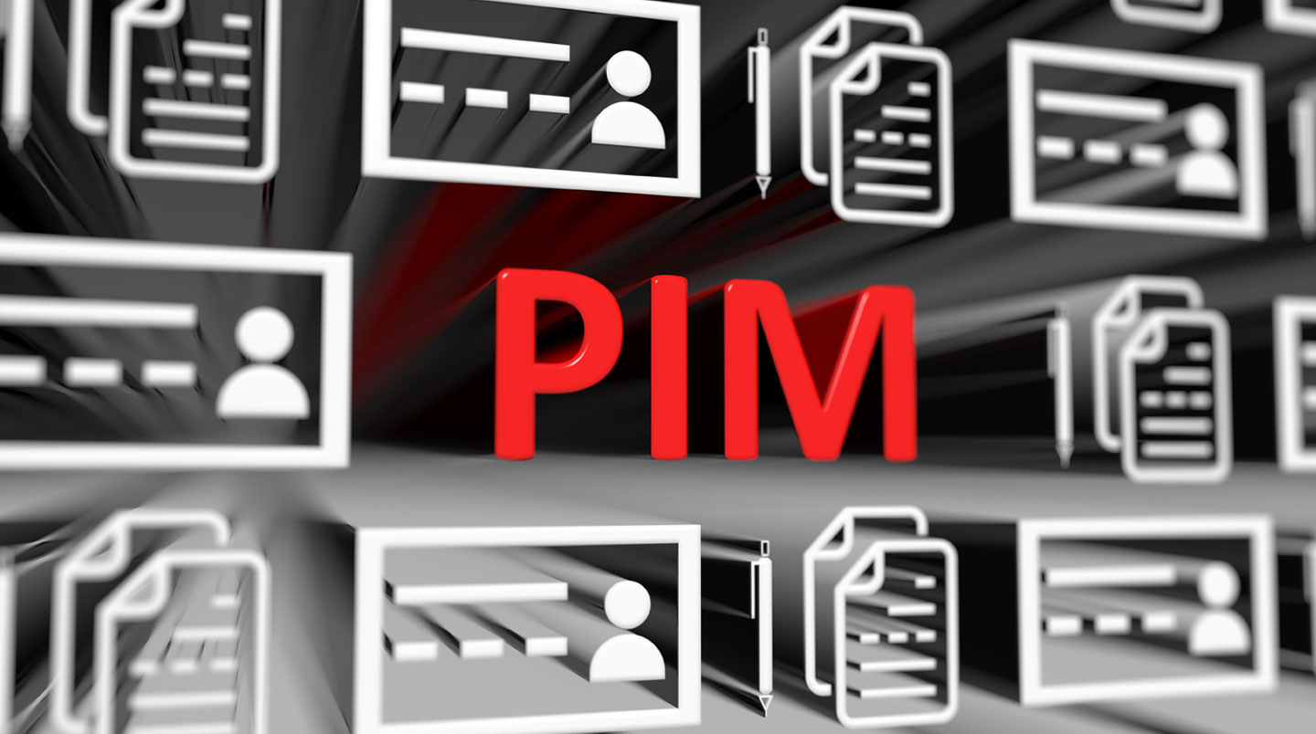 Équipe marketing enrichissant des fiches produits dans un logiciel PIM pour une stratégie omnicanale